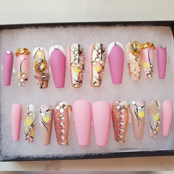 Luxurious press-on Nails - Picture 16 of 16